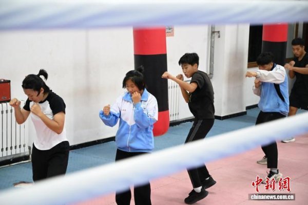 豪极资本 为热爱而战！科尔沁拳击少年校园记事